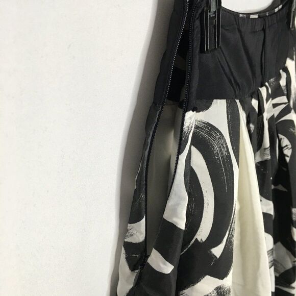 Young women black and white silky polyester skirt - Picture 5 of 5